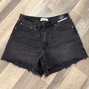 Abercrombie Curve Love High Rise 90s Relaxed Cutoff Short. Size 10. Black denim.